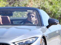 Il figlio di Britney Spears guida la decappottabile della madre dopo il suo arresto per guida in stato di ebbrezza… prima di fare purchasing con la fidanzata in bikini