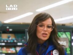 Amanda Holden, 55 anni, fa girare la testa con una parrucca bruna e occhiali mentre va sotto copertura nel supermercato Tesco per una pubblicità MOLTO sfacciata