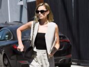 Margot Robbie subisce un raro passo falso nel campo della moda mentre esce per un incontro di lavoro