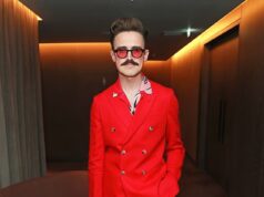 Tom Fletcher si ispira a Leonardo DiCaprio mentre fa il suo debutto con i nuovi baffi allo sfarzoso tea get together dei candidati agli Olivier Awards