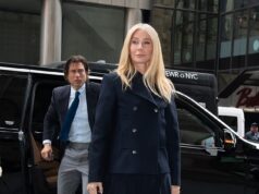 Gwyneth Paltrow fa portare al marito Brad Falchuk la sua borsa Hermes mentre fa da apripista a New York Metropolis