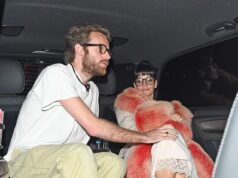 Lily Allen, 40 anni, stupisce con un cappotto Chanel foderato di pelliccia rosa mentre si avvicina al suo nuovo fidanzato Jonah Freud, 28 anni, dopo aver eseguito il suo spettacolo West Finish Lady al London Palladium