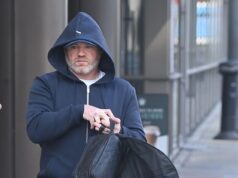 Wayne Rooney ritorna nei buoni libri della moglie Coleen mentre porta il suo abito in una borsa pubblicizzando la sua collezione Primark dopo aver festeggiato con donne misteriose