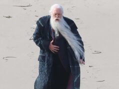 John Lithgow rivela di aver quasi rinunciato a interpretare Albus Silente nella serie di Harry Potter dopo le reazioni adverse e insiste di NON essere d’accordo con le opinioni trans di JK Rowling