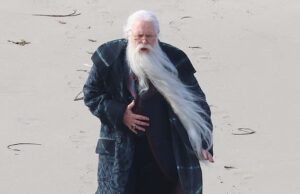 John Lithgow rivela di aver quasi rinunciato a interpretare Albus Silente nella serie di Harry Potter dopo le reazioni adverse e insiste di NON essere d’accordo con le opinioni trans di JK Rowling