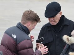 La “licenza di uccidere” di Pierce Brosnan potrebbe essere scaduta perché l’ex 007 ha bisogno di promemoria su come sparare con una pistola durante le riprese della seconda stagione del dramma sulle gang MobLand