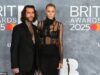 Pete Wicks e Olivia Attwood vengono visti baciarsi nel bar di un resort mentre la loro amicizia si trasforma in una “storia d’amore appassionata” poche settimane dopo la separazione di lei dal marito Bradley Dack