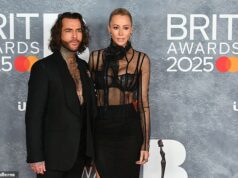 Pete Wicks e Olivia Attwood vengono visti baciarsi nel bar di un resort mentre la loro amicizia si trasforma in una “storia d’amore appassionata” poche settimane dopo la separazione di lei dal marito Bradley Dack
