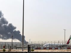 Gli Emirati Arabi Uniti chiudono temporaneamente lo spazio aereo mentre la guerra in Medio Oriente impone maggiori interruzioni dei voli