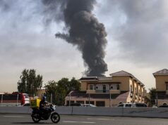 L’Iran prende di mira le infrastrutture energetiche degli Emirati Arabi Uniti mentre un giacimento di gasoline viene dato alle fiamme e una petroliera colpita vicino allo Stretto di Hormuz