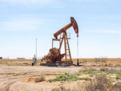 Il petrolio crolla mentre l’aumento delle scorte di greggio statunitense compensa gli attacchi alle infrastrutture energetiche degli Emirati Arabi Uniti