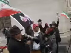 “Toglilo”: l’uomo ha aggredito dopo aver strappato il poster di Khamenei durante la veglia a New York; detenuti multipli: guarda il video