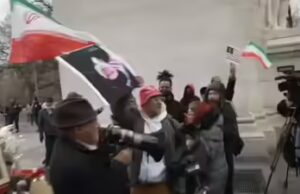 “Toglilo”: l’uomo ha aggredito dopo aver strappato il poster di Khamenei durante la veglia a New York; detenuti multipli: guarda il video