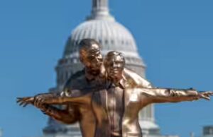 “Tragica storia d’amore”: statua di Trump ed Epstein nella posa del Titanic avvistata a Washington DC