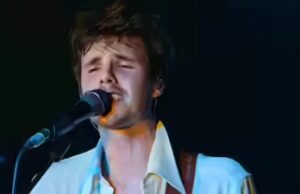 Cruz Beckham piange sul palco mentre canta “Loneliest Boy”