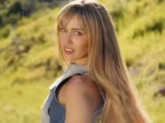 Miley Cyrus rivisita l’period di “Hannah Montana” nel mv di “Youthful You”.