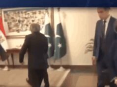 Il vice primo ministro pakistano Ishaq Dhar cade mentre accoglie il ministro egiziano ai colloqui di tempo in Medio Oriente, il video diventa virale