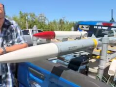 Un uomo della Florida è stato fermato dalla polizia dopo che gli autisti avevano segnalato la presenza di “missili” montati sul camion