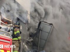 Guarda: Il fumo denso si alza dallo stabilimento di componenti di automobili della Corea del Sud in un incendio mortale