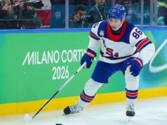 Jack Hughes change d’idée et est maintenant «honoré» que la rondelle en or soit au Temple de la renommée