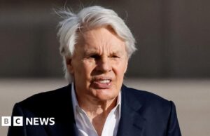 Le registrazioni delle telefonate in prigione sollevano dubbi sull’idoneità dell’ex capo di Abercrombie al processo
