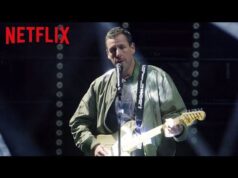 Adam Sandler si emoziona ancora cantando la dolce canzone di Chris Farley