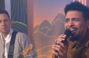 Sessioni del sabato: Cory Wong si esibisce "Le rose sbiadiscono" con Devon Gilfillian