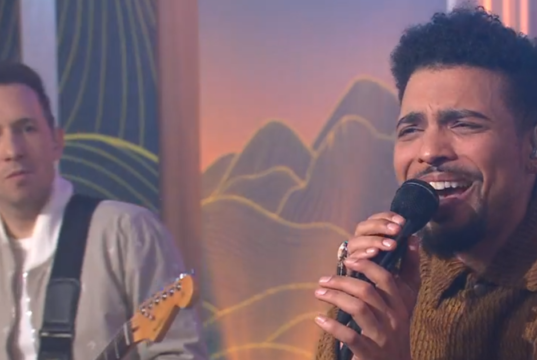 Sessioni del sabato: Cory Wong si esibisce "Le rose sbiadiscono" con Devon Gilfillian