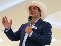 Il candidato democratico al Congresso Bobby Pulido descrive un comportamento osceno nel controverso video musicale della sua canzone