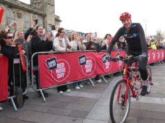 Greg James indossa la “faccia coraggiosa” per il ciclo Comedian Reduction mentre papà è in ospedale