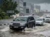 Gli Emirati Arabi Uniti avvertono gli automobilisti di non entrare nelle valli allagate: multa di 2.000 Dh, 23 punti neri e sequestro di veicoli per 60 giorni