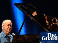 “Sono un vecchio bastardo che guarda indietro”: la bizzarra rinascita del pianista-jammer Bruce Hornsby