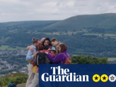 Recensione di Give up to It: un gruppo insopportabile di attori si riconnette per un weekend escursionistico di dolore e commedia