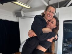 La vincitrice di Strictly Come Dancing torna sulla pista da ballo mentre si riunisce con la star eliminata