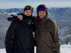 David Beckham sorride con il figlio Romeo durante una vacanza sugli sci nel mezzo della faida in corso a Brooklyn