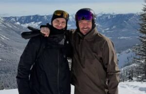 David Beckham sorride con il figlio Romeo durante una vacanza sugli sci nel mezzo della faida in corso a Brooklyn