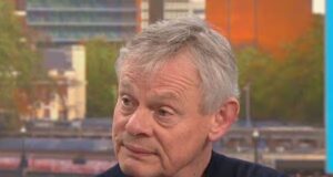 Martin Clunes avverte i fan di “non guardarlo” in risposta alla reazione negativa sull’interpretazione di Huw Edwards