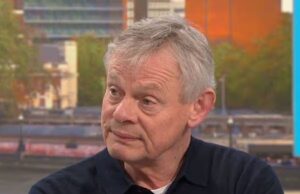 Martin Clunes avverte i fan di “non guardarlo” in risposta alla reazione negativa sull’interpretazione di Huw Edwards