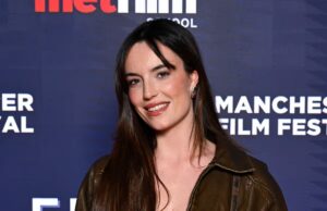 La star di Jodie di Coronation Avenue vista supportare il famoso companion dopo un importante aggiornamento di carriera