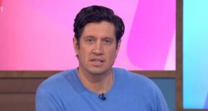 Vernon Kay cube “non andremo lì” mentre critica brutalmente il collega della BBC per “orrenda igiene personale”