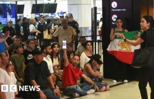 Altri due legati alla squadra di calcio iraniana restano in Australia, secondo quanto appreso dalla BBC