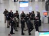 Gli agenti dell’ICE sono stati schierati in alcuni aeroporti degli Stati Uniti mentre le linee della TSA si allungano per ore
