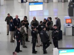 Gli agenti dell’ICE sono stati schierati in alcuni aeroporti degli Stati Uniti mentre le linee della TSA si allungano per ore