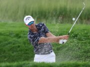 Il golfista Andrea Pavan fuori dall’ospedale dopo la caduta dell’ascensore