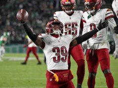 I comandanti estendono il contratto del S Jeremy Reaves