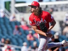 I lanciatori in ascesa sono al centro della scena mentre Reds e Crimson Sox concludono la serie