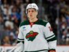 Wild C Joel Eriksson Ek (parte inferiore del corpo) eliminato contro i Blackhawks
