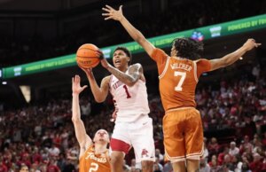 Il numero 20 dell’Arkansas ottiene il doppio addio alla SEC e supera il Texas