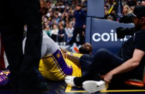 LeBron James dei Lakers si fa male al gomito nella sconfitta contro i Nuggets