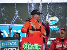 La carica nel finale regala a Justin Allgaier la quarta vittoria a Darlington